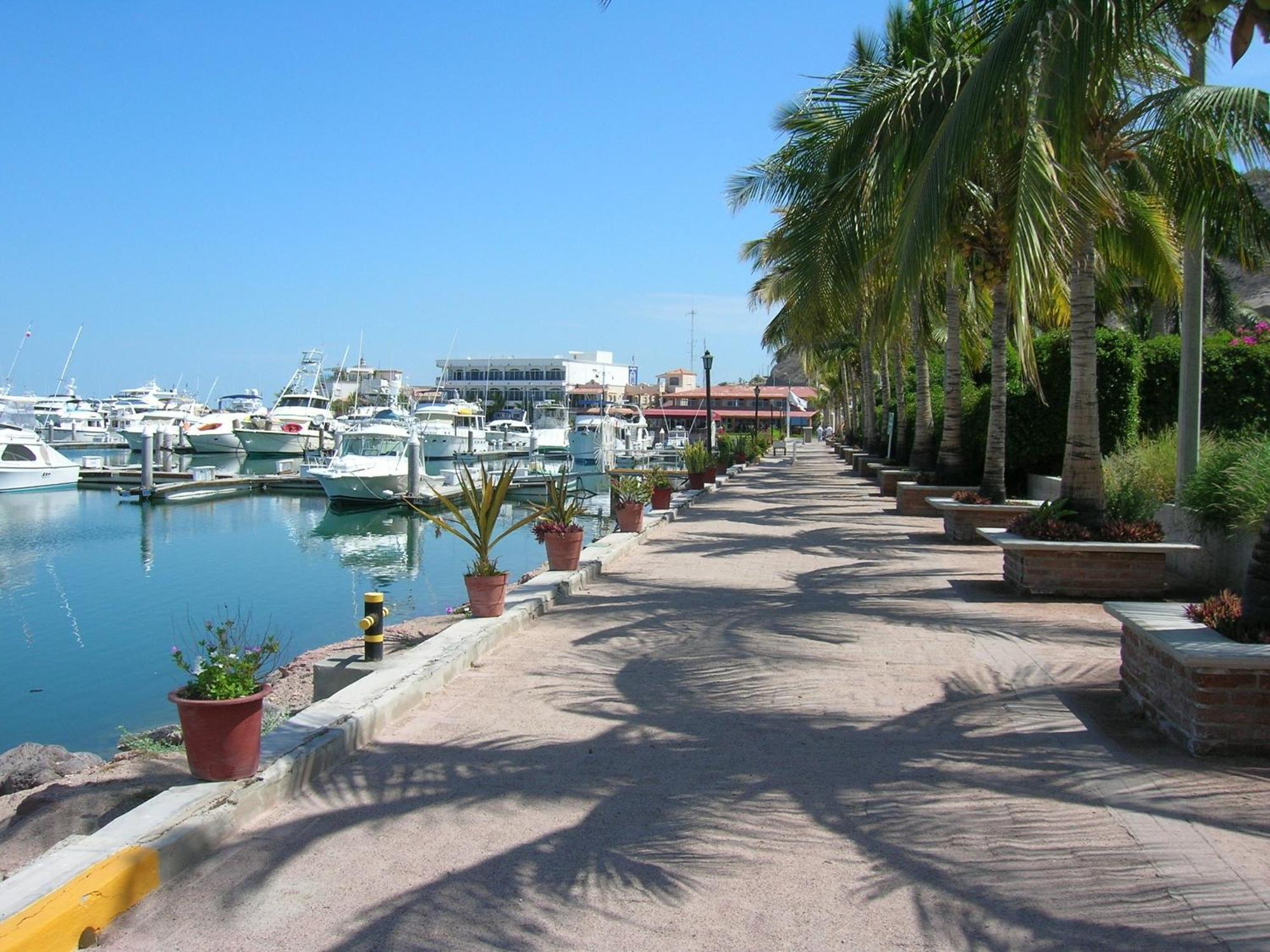 The Westmarine Waterfront Hotel لاباز المظهر الخارجي الصورة