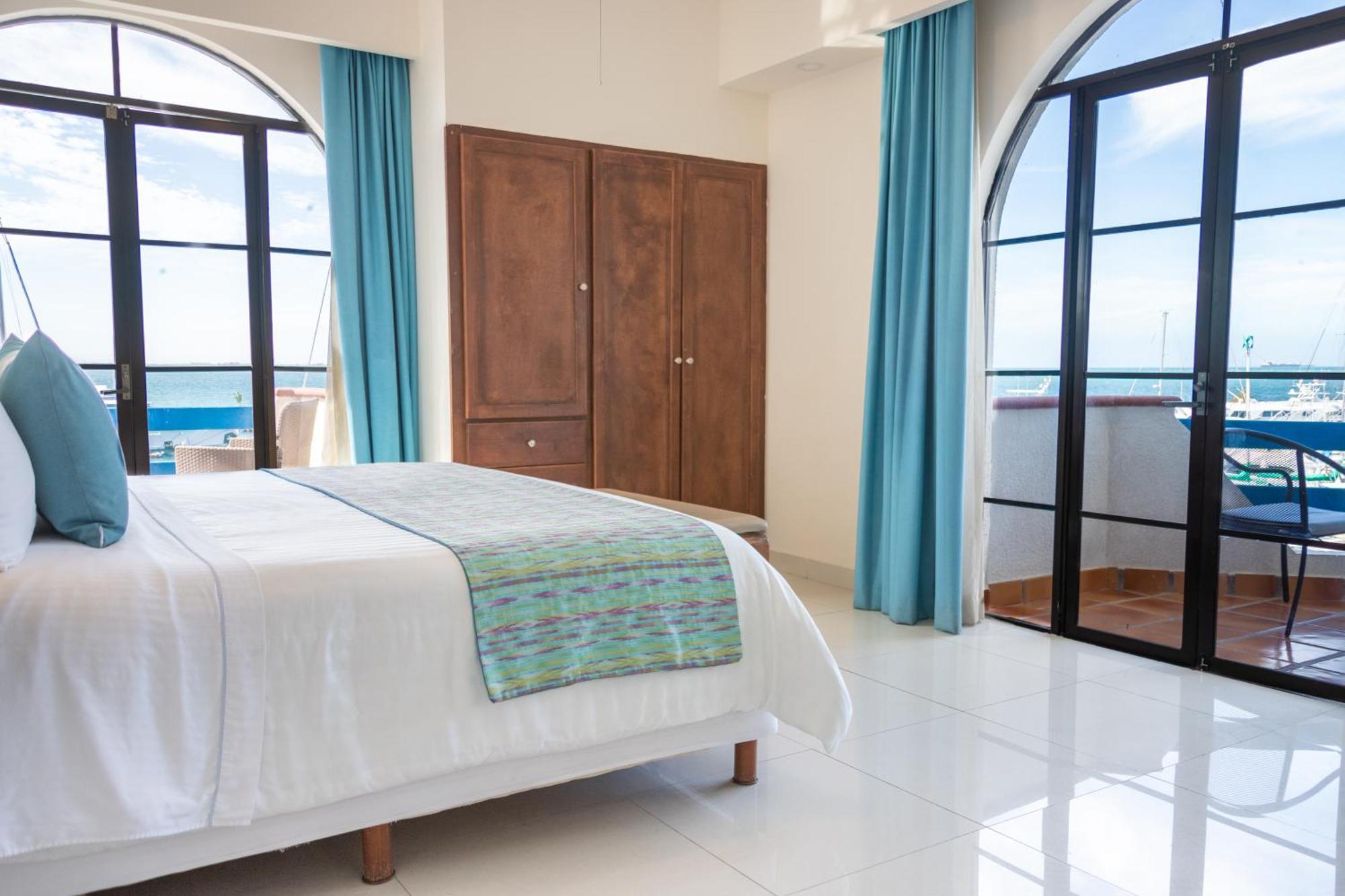 The Westmarine Waterfront Hotel لاباز المظهر الخارجي الصورة