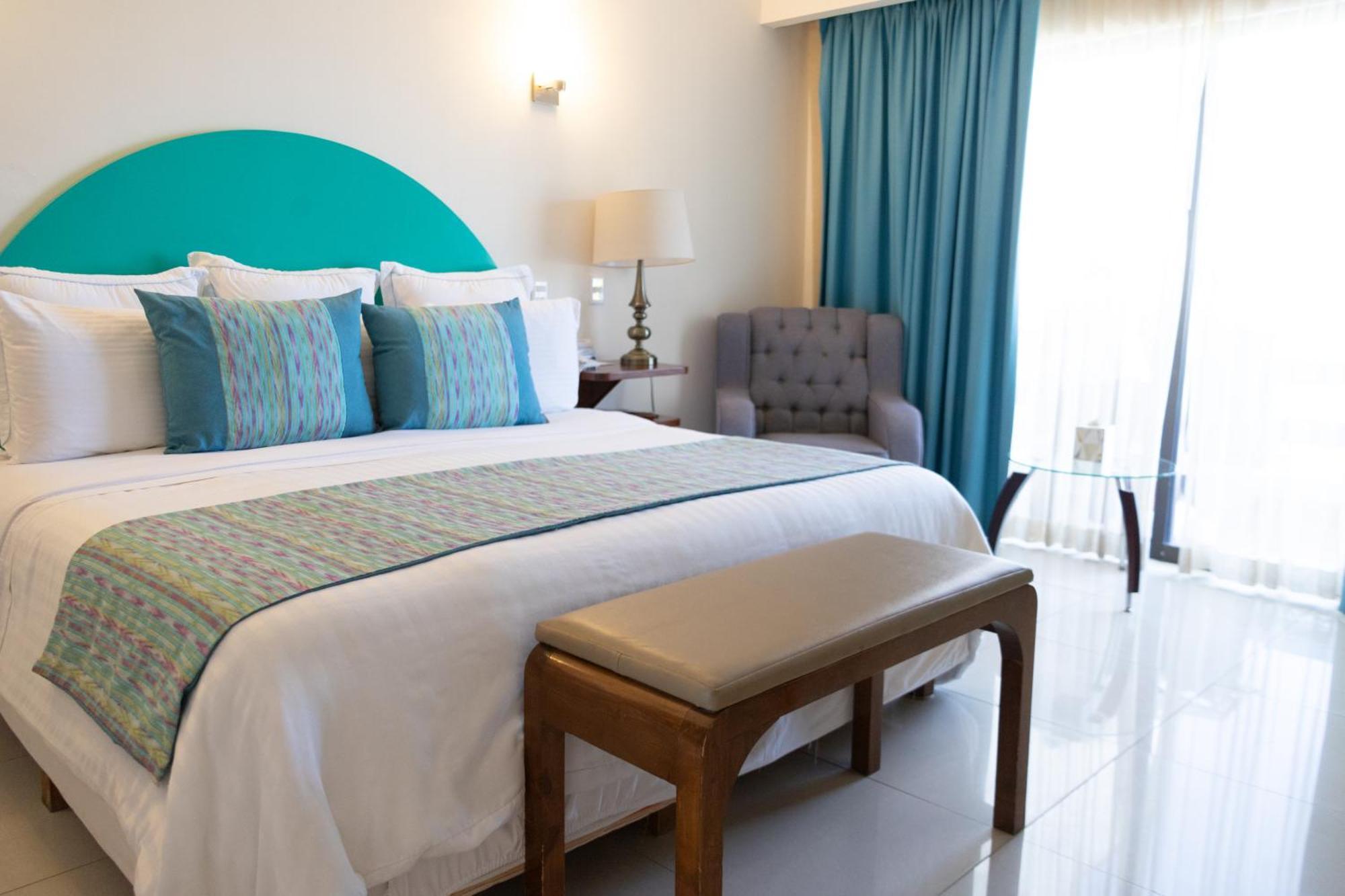 The Westmarine Waterfront Hotel لاباز المظهر الخارجي الصورة